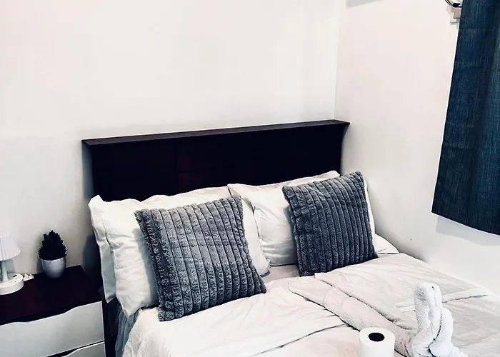 Apartment High Rise 2br In The Makati Skyline With Ktv Pools