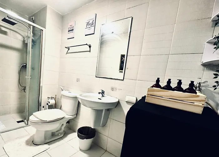 High Rise 2br In The Makati Skyline With Ktv Pools *
